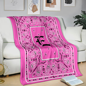 Pink Ultra Plush Bandana Blanket - E oe